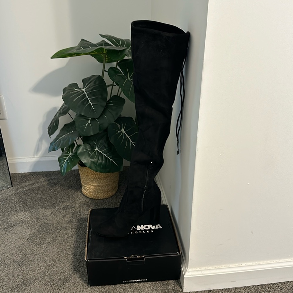 Knee high boots black